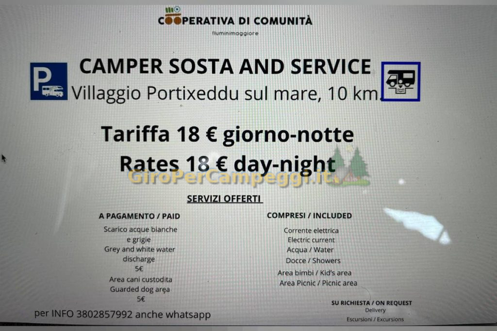 Cartello informativo Area Sosta Camper Service Villaggio Portixeddu sul mare, Fluminimaggiore, con tariffe e servizi offerti.
