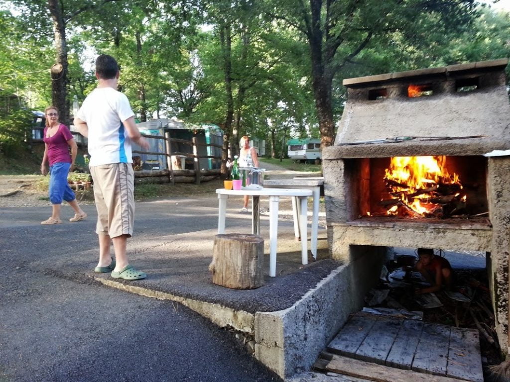 Camping La Pineta di Poppi - Preparativi per la Grigliata