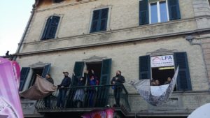 Raccolta caramelle dal terrazzo al Carnevale di Fano.